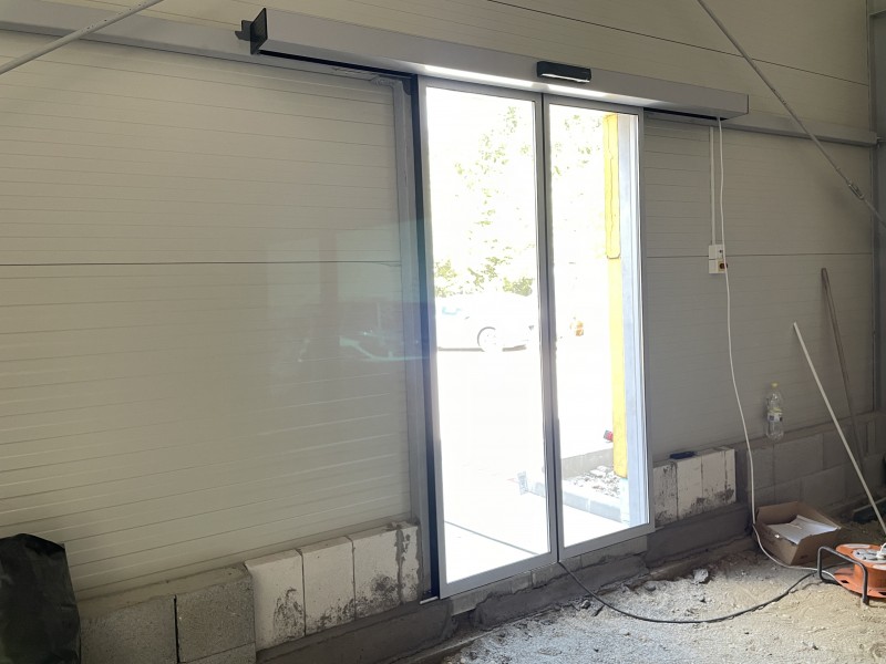 2 mozgószárnyas, hőszigetelt üvegezésű fotocellás automata ajtó kivitelezésünk Bp. 16. kerületben