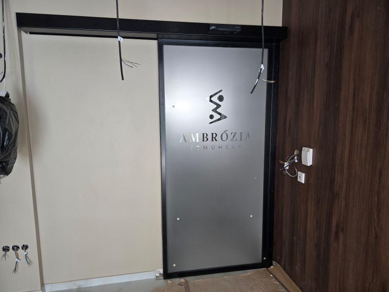 Fotocellás ajtó kivitelezésünk hamarosan nyíló éttremben.