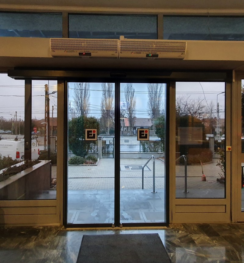 Légfüggönyök és fotocellás ajtók kivitelezése Bp. 10. kerületi Állami intézmény 2 főbejáratánál.