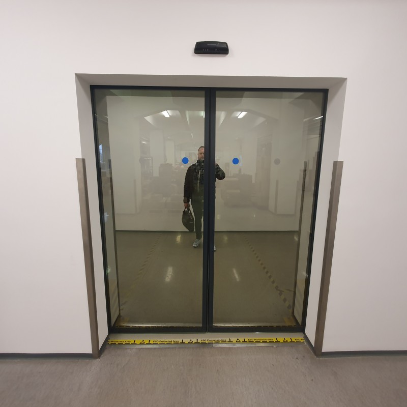 Reflexiós üvegezésű fotocellás ajtó kivitelezésünk Bp. 10. kerületben